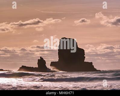 Incroyable coucher du soleil, Talisker Bay sur l'île de Skye en Ecosse. Mer mousseuse, des rochers et de grandes roches fissurées avec marques d'érosion. Côte rocheuse avec vue sur la mer Banque D'Images