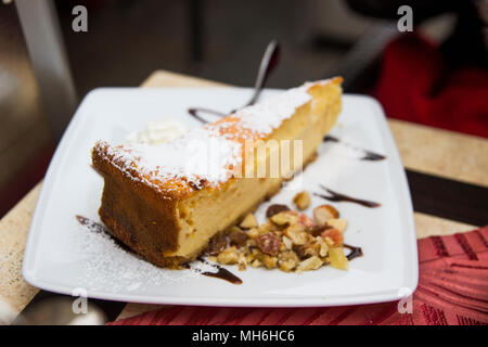 Chees cake aux fruits secs et d'un chocolat d'un outdore manger dans un endroit charmant. Banque D'Images