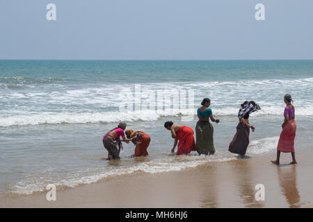 Mahabalipuram, Inde - 20 mars 2018 : un groupe de femmes bénéficient des eaux rafraîchissantes de la baie du Bengale, sur la côte de Coromandel, Tamil Nadu Banque D'Images