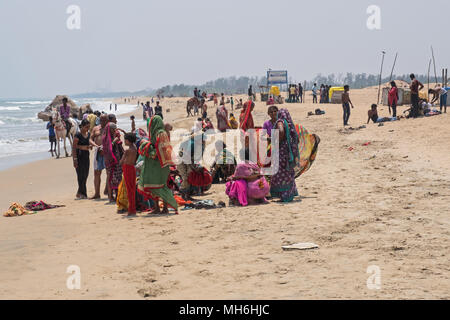 Mahabalipuram, Inde - 20 mars 2018 : Les gens se sont réunis sur la plage pour profiter des eaux rafraîchissantes de la baie du Bengale, sur la côte de Coromandel Banque D'Images