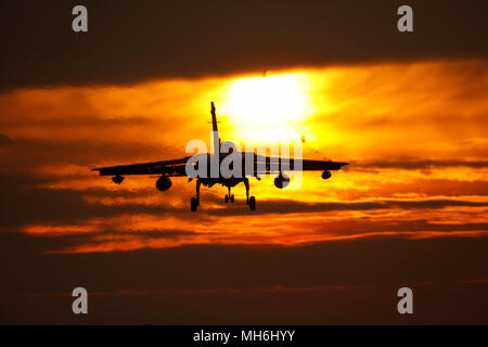 Royal Air Force Panavia Tornado Gr4 des avions de combat au coucher du soleil. roues vers le bas prêt à terre. La tornade de flotte sont en raison d'être à la retraite au début de 2019 Banque D'Images