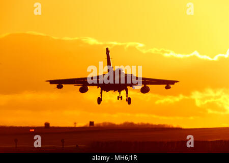 Royal Air Force Panavia Tornado Gr4 des avions de combat au coucher du soleil. roues vers le bas prêt à terre. La tornade de flotte sont en raison d'être à la retraite au début de 2019 Banque D'Images