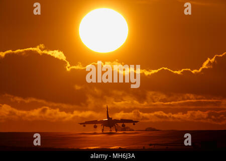 Royal Air Force Panavia Tornado Gr4 des avions de combat au coucher du soleil. roues vers le bas prêt à terre. La tornade de flotte sont en raison d'être à la retraite au début de 2019 Banque D'Images