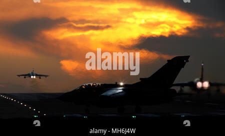 Royal Air Force Panavia Tornado Gr4 des avions de combat au coucher du soleil. roues vers le bas prêt à terre. La tornade de flotte sont en raison d'être à la retraite au début de 2019 Banque D'Images