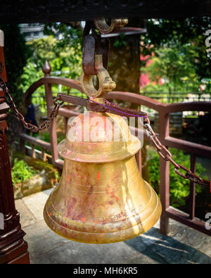 Dans l'Hindouisme, les cloches sont généralement accrochés à la coupole du temple en face de la Garbhagriha. En général, les dévots sonner la cloche lors de l'ouverture de la sanctu Banque D'Images