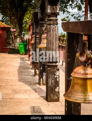 Dans l'Hindouisme, les cloches sont généralement accrochés à la coupole du temple en face de la Garbhagriha. En général, les dévots sonner la cloche lors de l'ouverture de la sanctu Banque D'Images