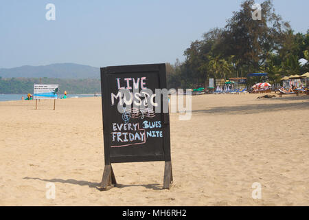 Une pancarte indiquant *musique live* sur Plage d'Agonda à Goa, Inde. Banque D'Images