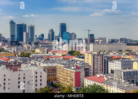 Varsovie / Pologne - 09.02.2016 : vue sur le centre ville quartier avec maison bâtiments et gratte-ciel modernes dans l'arrière-plan. Banque D'Images