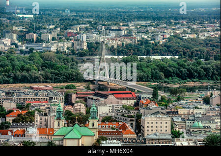 Varsovie / Pologne - 09.02.2016 : vue aérienne sur le pont d'architecture moderne se joindre à deux districts sur la Vistule. Banque D'Images