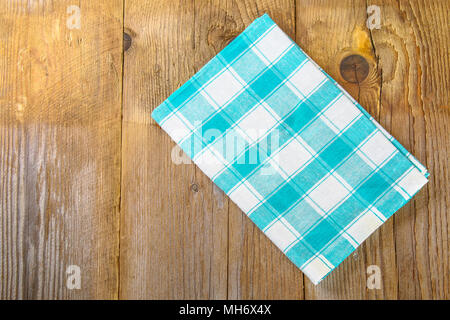 La serviette bleu-vert se trouve sur la vieille table en bois Banque D'Images