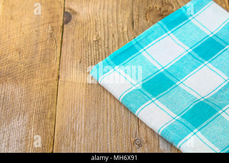 La serviette bleu-vert se trouve sur la vieille table en bois Banque D'Images