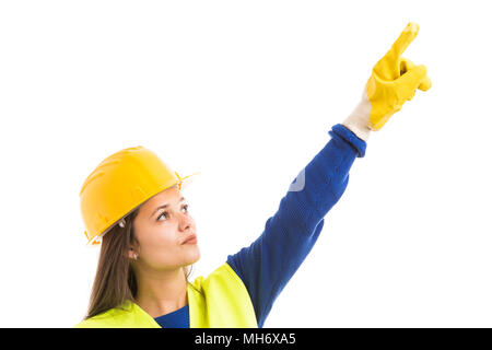 Jeune femme ingénieur ou entrepreneur pointant vers le haut le port de casque et gilet comme concept de l'industrie du bâtiment isolé sur fond blanc Banque D'Images