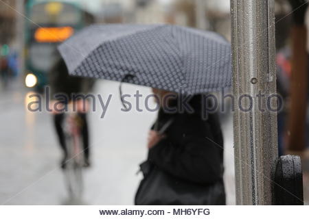 Un jour de pluie à Dublin le ciel nuages au-dessus de la région de O'Connell street, la prévision devient sombre et de gouttes de recueillir sur poteau des feux de circulation Banque D'Images