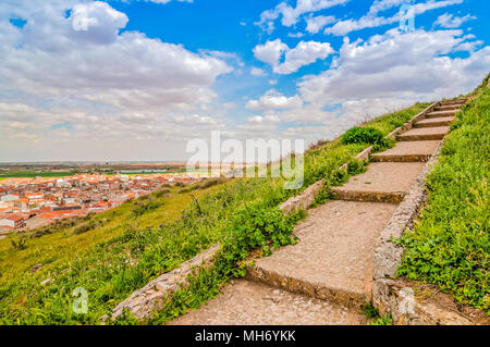 Escalier vers le ciel. Grand escalier d'une colline verte et de la ville dans un autre côté. Albacete, Espagne. Banque D'Images