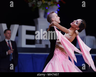 Saint-pétersbourg, Russie - le 20 avril 2018 : Les gens se disputent dans la danse sportive pour Saint-pétersbourg Coupe du Gouverneur. 14e tournoi international comprend WDSF Banque D'Images