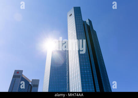 Vue depuis le bas pour les tours de la siège de la Deutsche Bank à Francfort-sur-Main, Frankfurt - Allemagne, 07 avril 2018 Banque D'Images