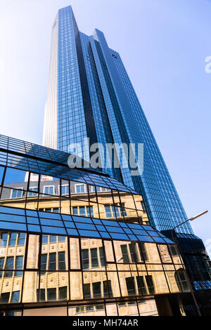 Vue depuis le bas pour les tours de la siège de la Deutsche Bank à Francfort-sur-Main, Frankfurt - Allemagne, 07 avril 2018 Banque D'Images