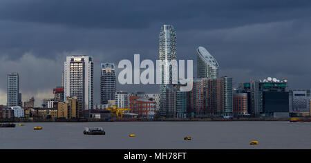 Vue de front de l'Est de Londres près de Excel, west Silvertown. Gratte-ciel moderne de résidences et de bureaux. Banque D'Images