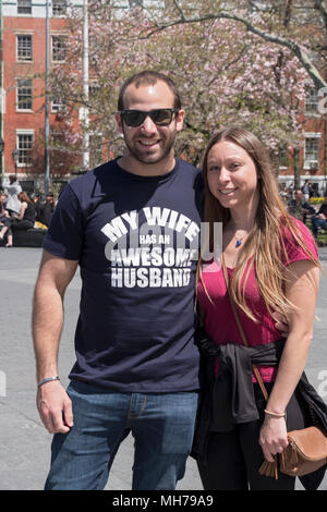 Un couple français posent pour une photo avec le mari portant un tee shirt proclamant comment impressionnant qu'il est. À Greenwich Village, New York City. Banque D'Images