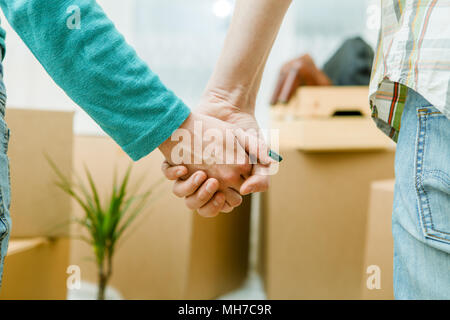 Photo de personnes se tenant la main au nouvel appartement Banque D'Images