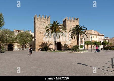 Alcudia, Majorque, Îles Baléares, Espagne. En 2018. La Porta del Moll ou Porta de Xara, comme on l'appelle. Une porte dans la muraille médiévale dans le vieux quartier de Banque D'Images