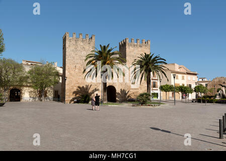 Alcudia, Majorque, Îles Baléares, Espagne. En 2018. La Porta del Moll ou Porta de Xara, comme on l'appelle. Une porte dans la muraille médiévale dans le vieux quartier de Banque D'Images