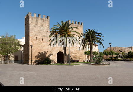 Alcudia, Majorque, Îles Baléares, Espagne. En 2018. La Porta del Moll ou Porta de Xara, comme on l'appelle. Une porte dans la muraille médiévale dans le vieux quartier de Banque D'Images