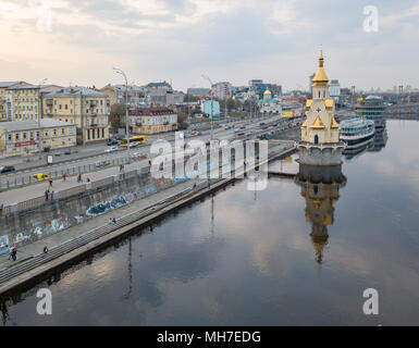 Église de Saint Nicholas sur l'eau, vieux talus et Havanskyi Bridge à Kiev, Ukraine. Banque D'Images