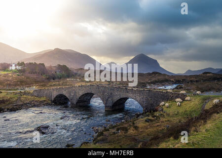 Île de Skye en Écosse pont iconique Banque D'Images