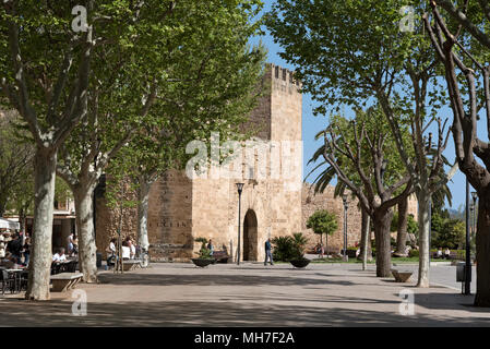 Alcudia, Majorque, Îles Baléares, Espagne. En 2018. La Porta del Moll ou Porta de Xara, comme on l'appelle. Une porte dans la muraille médiévale dans le vieux quartier de Banque D'Images