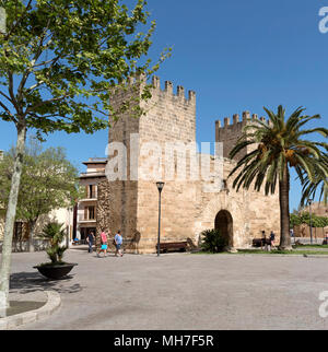 Alcudia, Majorque, Îles Baléares, Espagne. En 2018. La Porta del Moll ou Porta de Xara, comme on l'appelle. Une porte dans la muraille médiévale dans le vieux quartier de Banque D'Images