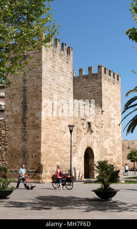 Alcudia, Majorque, Îles Baléares, Espagne. En 2018. La Porta del Moll ou Porta de Xara, comme on l'appelle. Une porte dans la muraille médiévale dans le vieux quartier de Banque D'Images