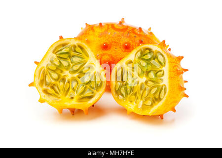 Ensemble et moitié Kiwano Fruit sur fond blanc Banque D'Images