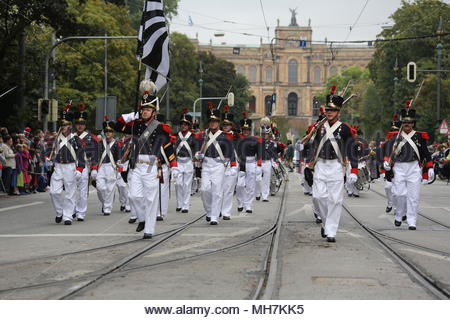 Les participants de l'Oktoberfest, parade dans les rues de Munich. Banque D'Images