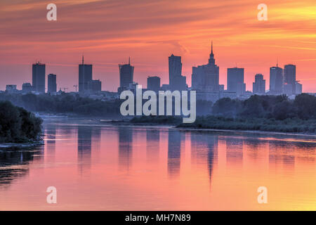 Soirée panorama de Varsovie, Pologne, sur les toits de la Vistule au coucher du soleil Banque D'Images