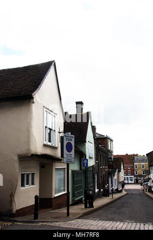 SAFFRON WALDEN, Essex : VUE DEPUIS LA COLLINE DU MARCHÉ DE LA PLACE DU MARCHÉ/RUE KING Banque D'Images