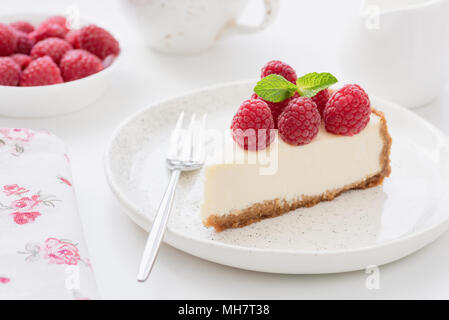 Tranche de gâteau au fromage aux framboises sur plaque blanche. Tranche de gâteau au fromage ordinaire. Cheesecake à la framboise. Gâteau au fromage savoureux Banque D'Images