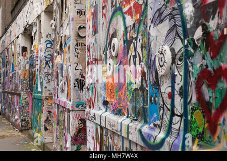 Graffiti et flyposters au large de Brick Lane à Whitechapel est de Londres Banque D'Images
