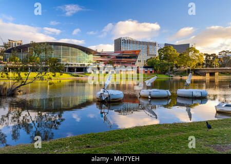 Adelaide, Australie - Août 27, 2017 : Centre de congrès d'Adelaide et rivière en centre-ville vue sur rivière Torrens au coucher du soleil Banque D'Images