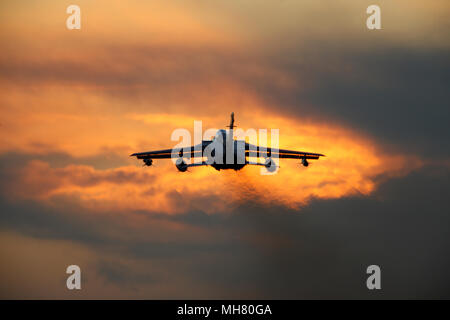 Royal Air Force Panavia Tornado Gr4 des avions de combat au coucher du soleil. roues vers le bas prêt à terre. La tornade de flotte sont en raison d'être à la retraite au début de 2019 Banque D'Images