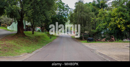 Pilgrim's Rest, Afrique du Sud - chômeurs non identifiés les gardes de voiture s'assoient autour de la rue principale de la tranquille une fois historique florissante ville minière Banque D'Images