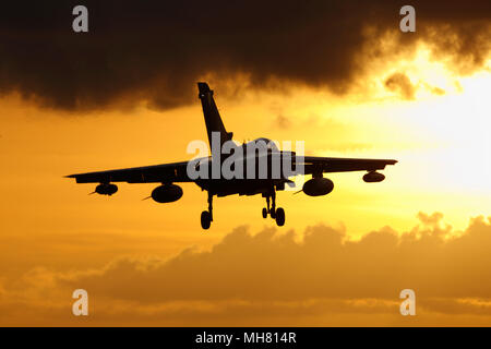 Royal Air Force Panavia Tornado Gr4 des avions de combat au coucher du soleil. roues vers le bas prêt à terre. La tornade de flotte sont en raison d'être à la retraite au début de 2019 Banque D'Images