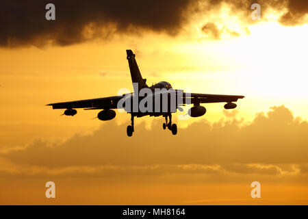 Royal Air Force Panavia Tornado Gr4 des avions de combat au coucher du soleil. roues vers le bas prêt à terre. La tornade de flotte sont en raison d'être à la retraite au début de 2019 Banque D'Images