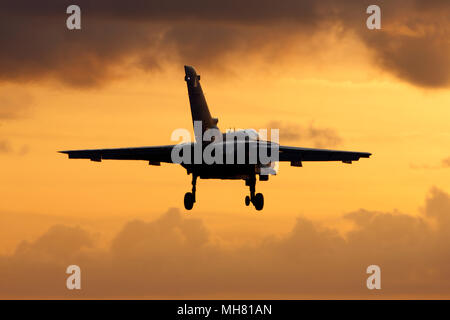 Royal Air Force Panavia Tornado Gr4 des avions de combat au coucher du soleil. roues vers le bas prêt à terre. La tornade de flotte sont en raison d'être à la retraite au début de 2019 Banque D'Images