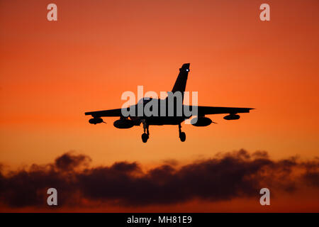 Royal Air Force Panavia Tornado Gr4 des avions de combat au coucher du soleil. roues vers le bas prêt à terre. La tornade de flotte sont en raison d'être à la retraite au début de 2019 Banque D'Images