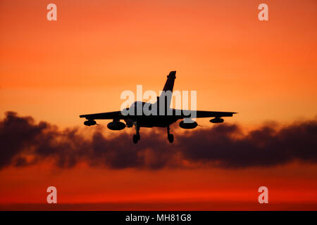 Royal Air Force Panavia Tornado Gr4 des avions de combat au coucher du soleil. roues vers le bas prêt à terre. La tornade de flotte sont en raison d'être à la retraite au début de 2019 Banque D'Images