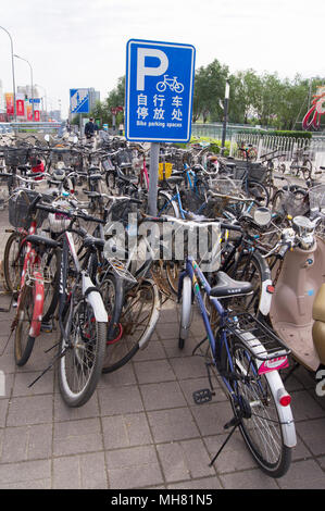 Zone de stationnement pour vélos dans le Parc olympique de Beijing, Chine. Banque D'Images