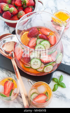 Punch aux fruits faits maison avec fraise, orange et concombre Banque D'Images