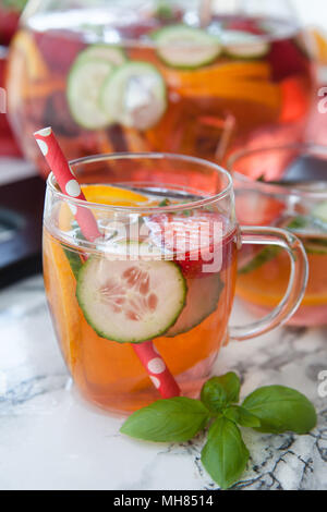 Punch aux fruits faits maison avec fraise, orange et concombre Banque D'Images