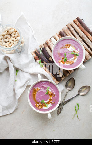 Chou-fleur blanc et violet doux soupe de pommes de terre Banque D'Images